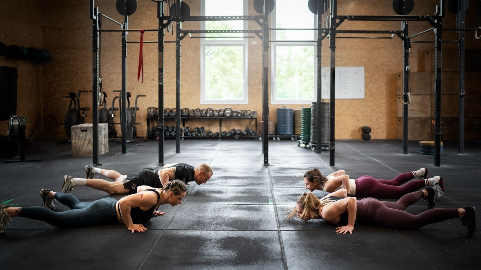 pessoas praticando CrossFit