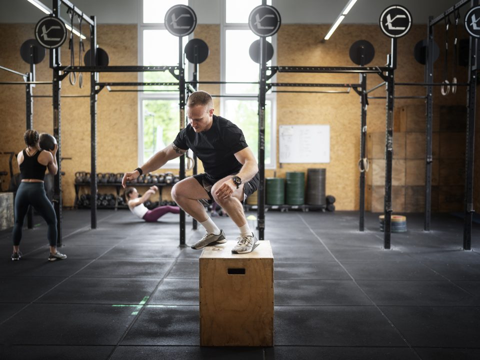 homem treinando CrossFit