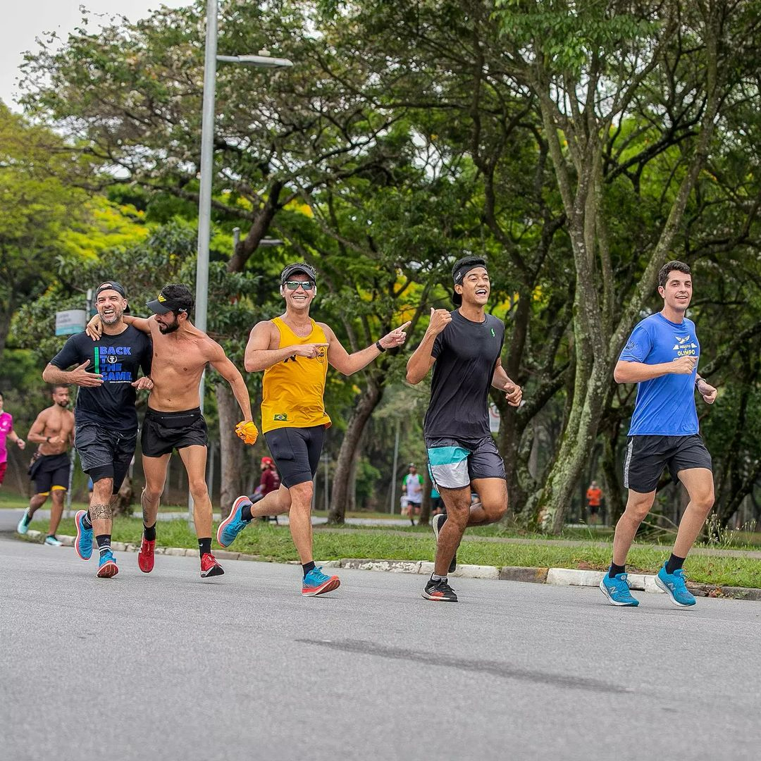 atletas treinando para maratona juntos