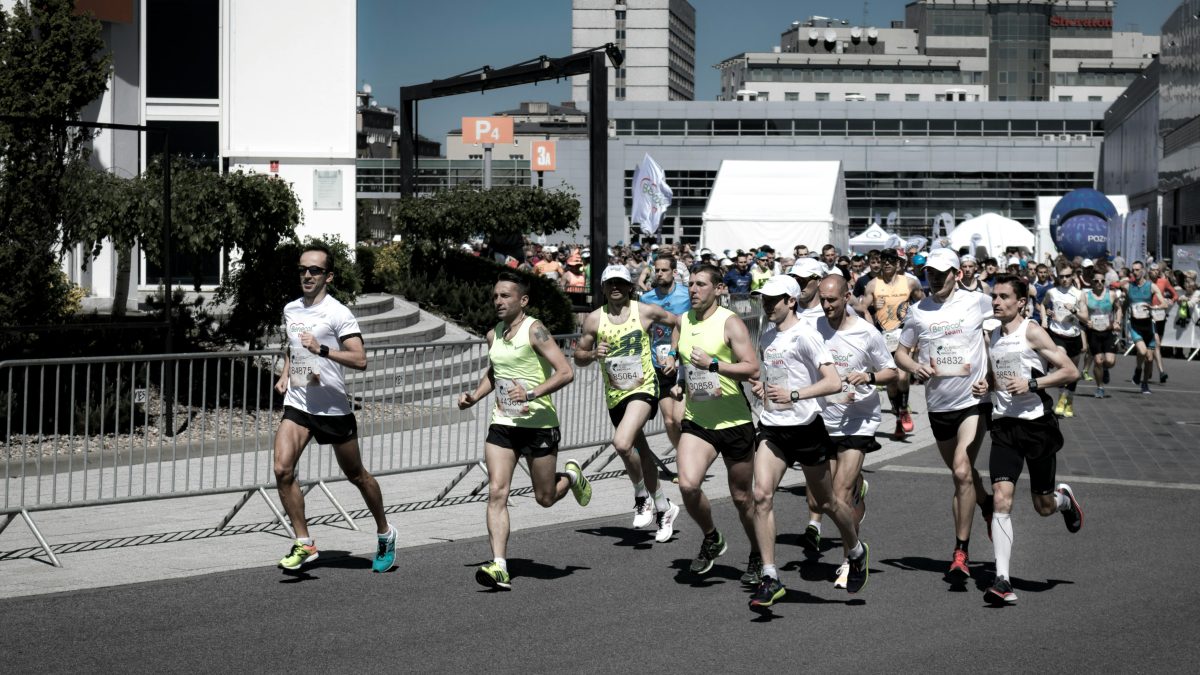 altletas correndo uma maratona