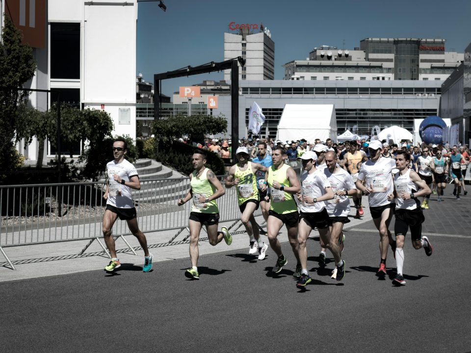 altletas correndo uma maratona