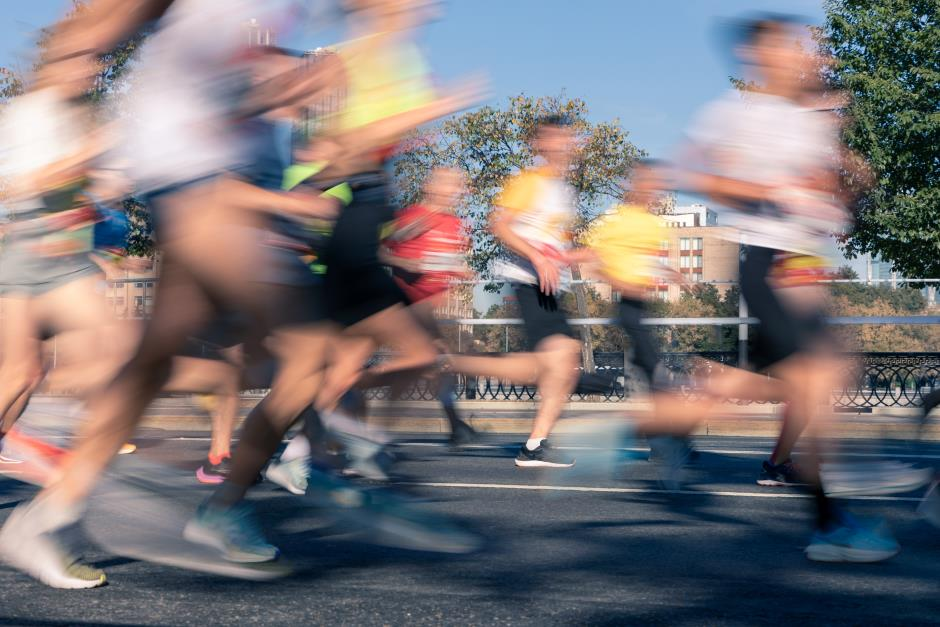 atletas correndo sua primeira maratona